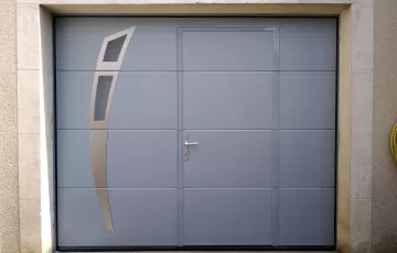 Porte de Garage avec portillon et Applique en Inox