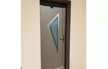 Porte d’entrée aluminium avec Applique en Inox
