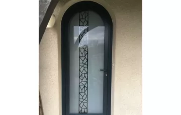 Porte d’entrée Cintrée avec un Panneau Vitrage décor