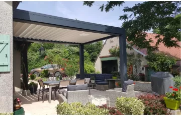 Pergola à Lames Bioclimatique Attenante à la Maison