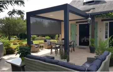 Pergola à Lames Bioclimatiques avec Store Rétractable