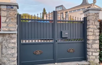 Portail aluminium Rétro avec boîte aux lettre intégrée