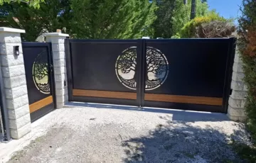 PORTAIL ALU BICOLORE AVEC TOLE DECORATIVE