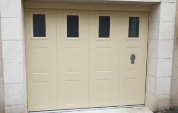 PORTE DE GARAGE SECTIONNELLE LATERALE BEIGE AVEC HUBLOTS