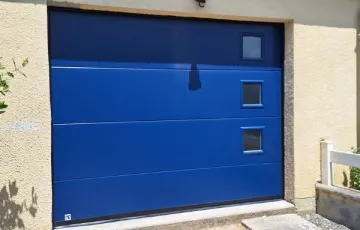 PORTE DE GARAGE SECTIONNELLE TECHPRO BLEUE AVEC HUBLOTS CARRES