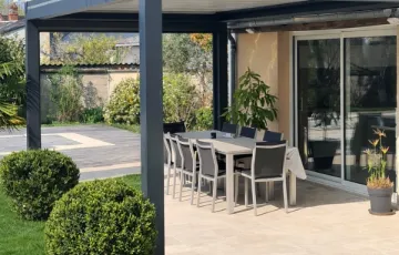 Pergola bioclimatique attenante Gris Anthracite avec lames LED intégrées